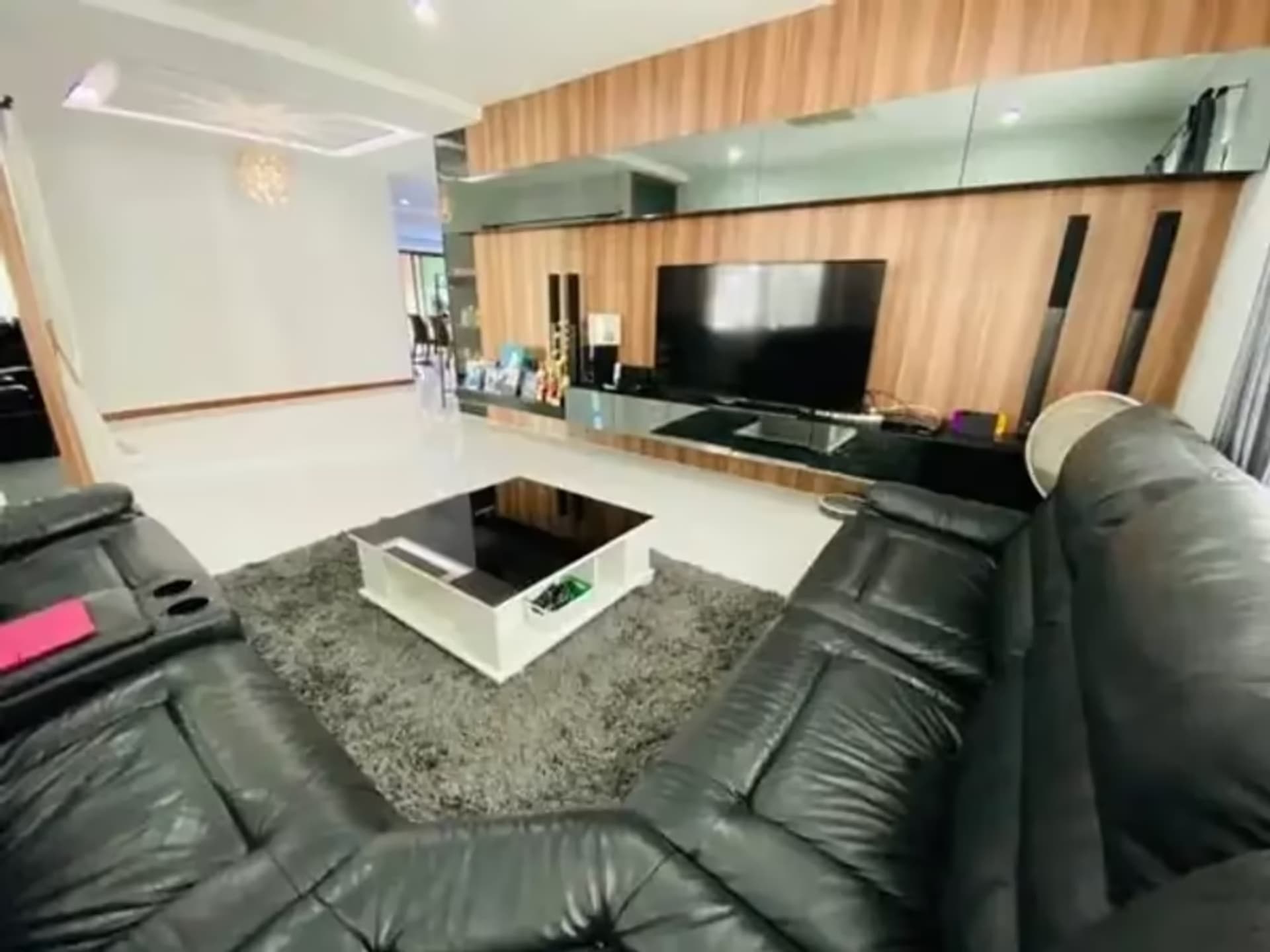 6 Bedroom House - Image 11