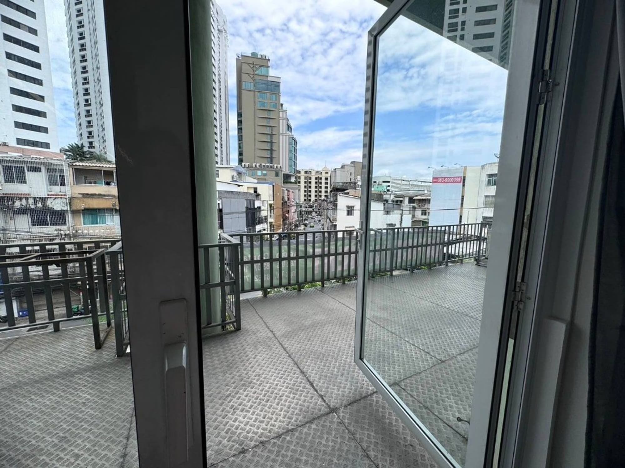 Studio Commercial for Rent in Khlong Toei - Image 8