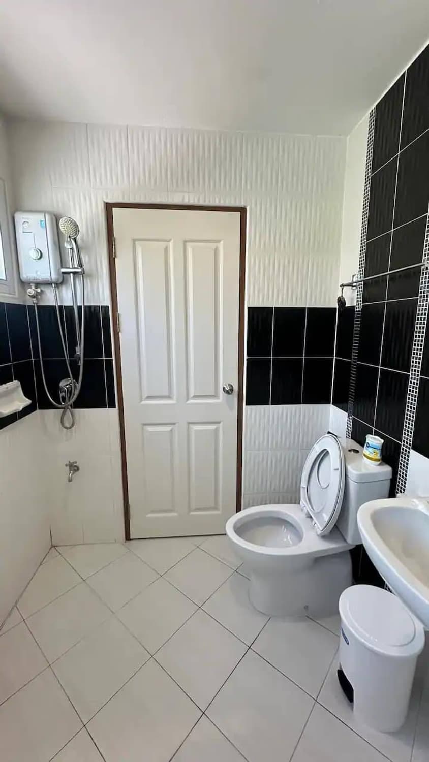 4 Bed House for Rent and Sale in Mueang Chiang Mai - Image 11