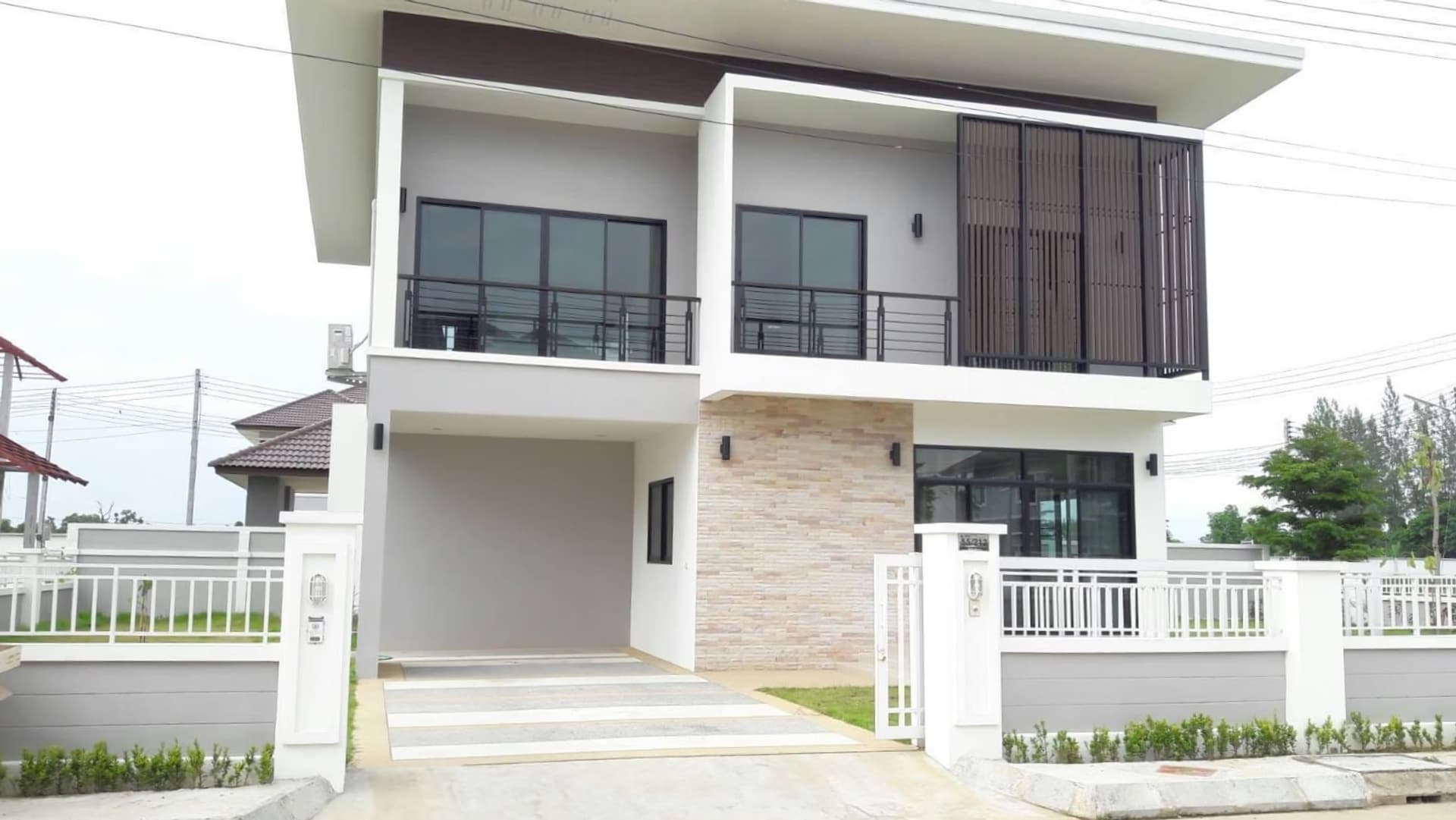 3 Bed House for Rent and Sale in San Kamphaeng - Image 1