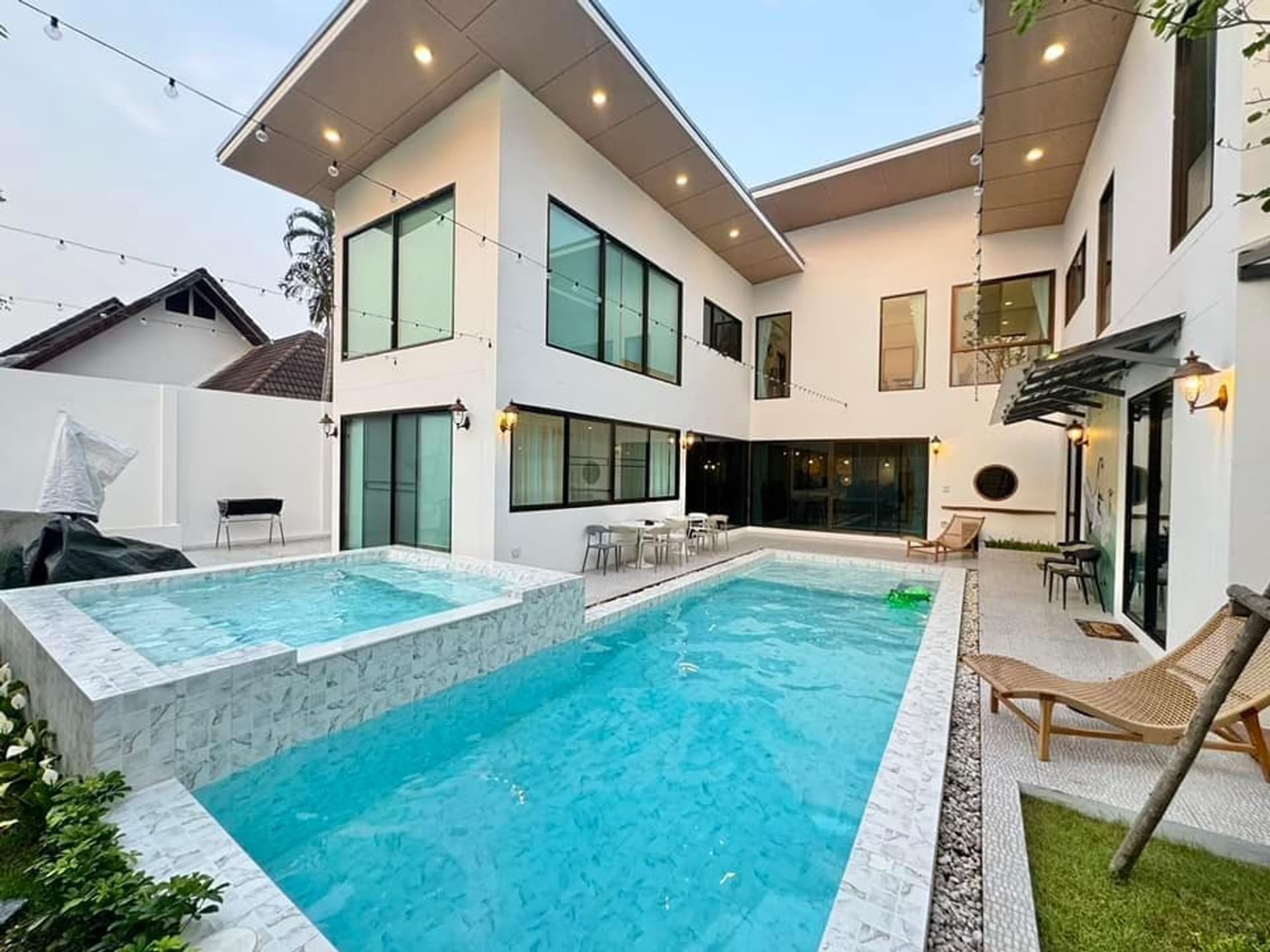 8 Bed House for Rent and Sale in Doi Saket - Image 1