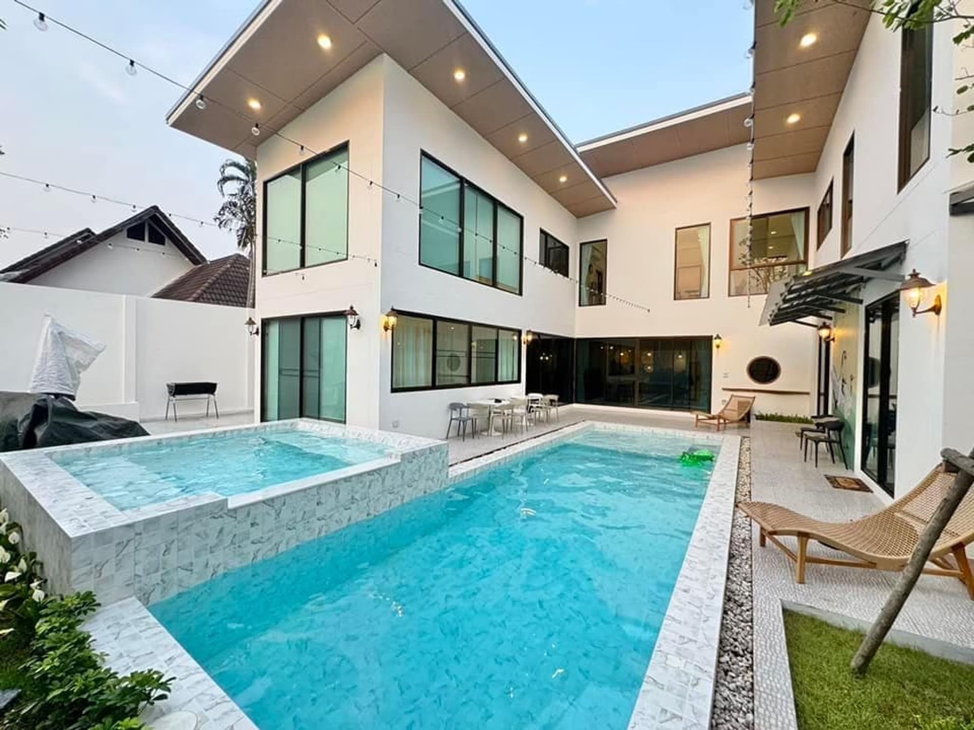 8 Bed House for Rent and Sale in Doi Saket - Image 1