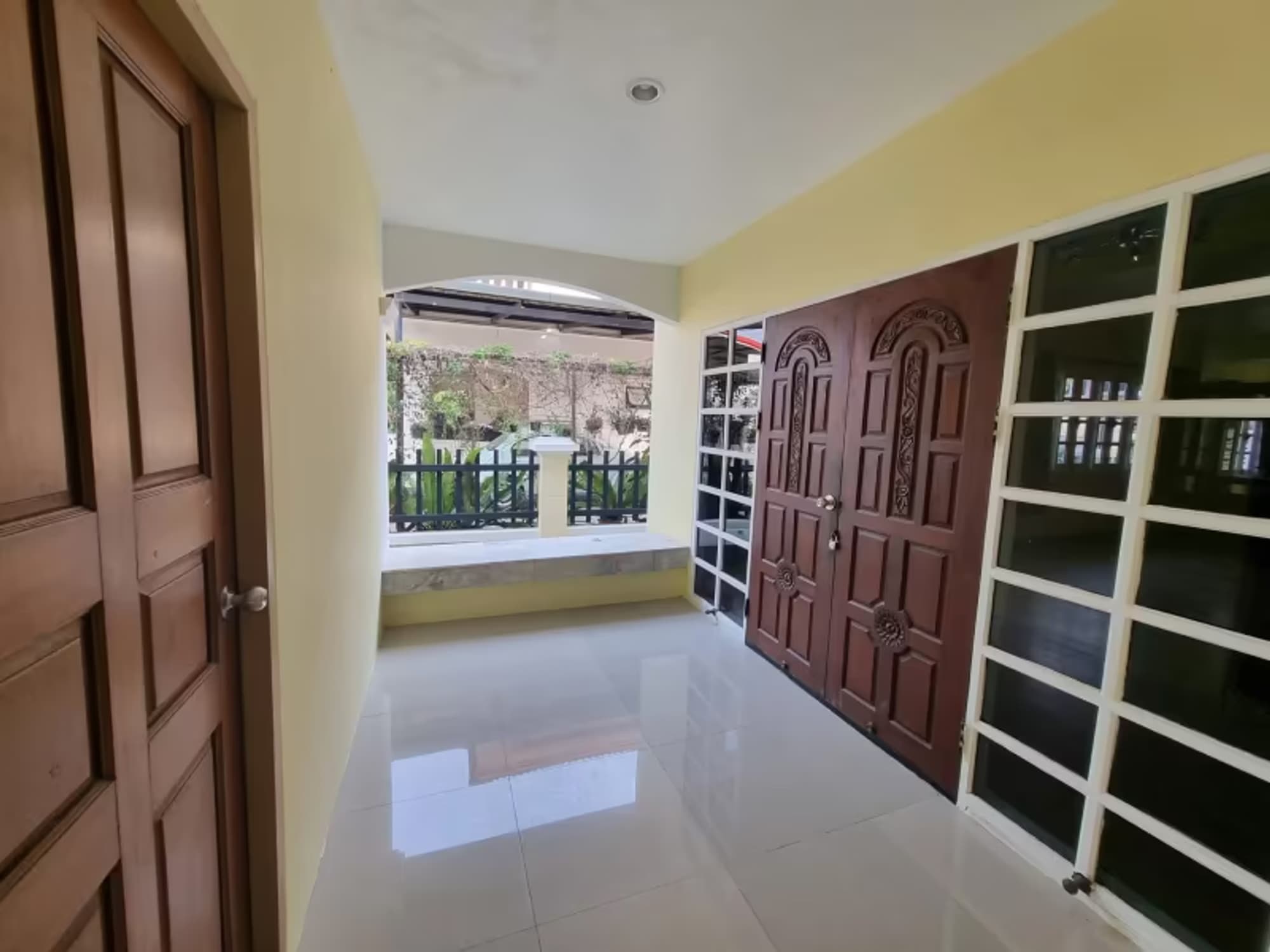 8 Bedroom House - Image 10