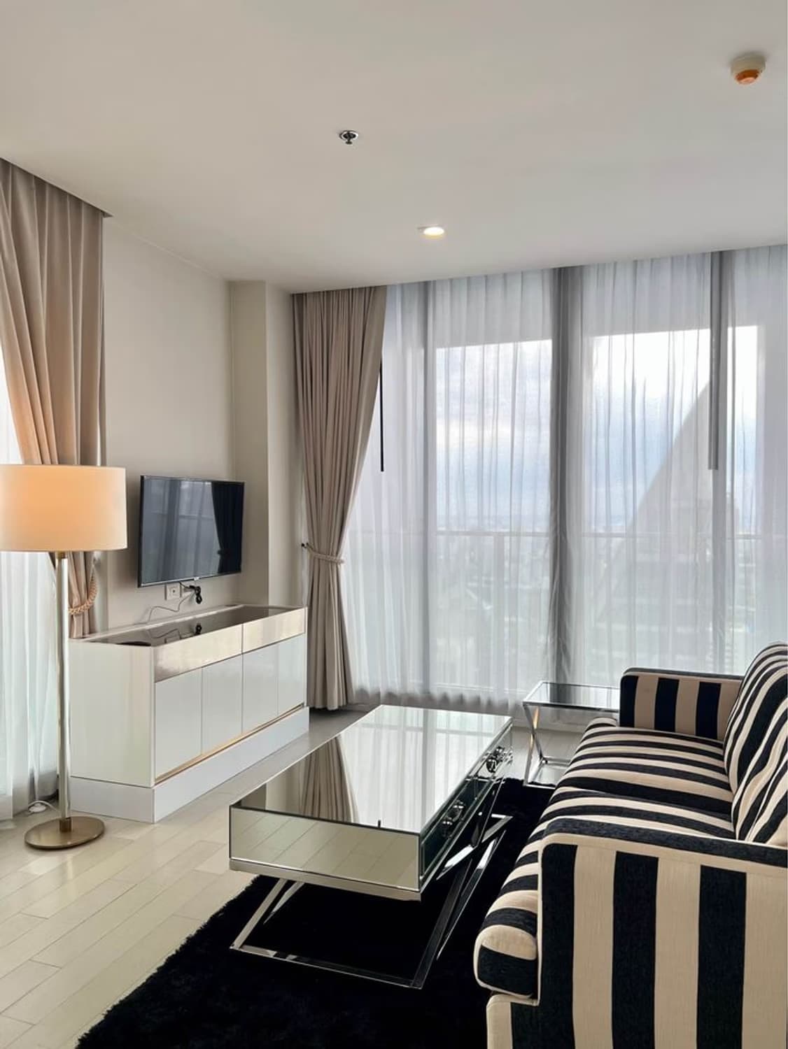 Condo for Rent at Noble Ploenchit - Image 25