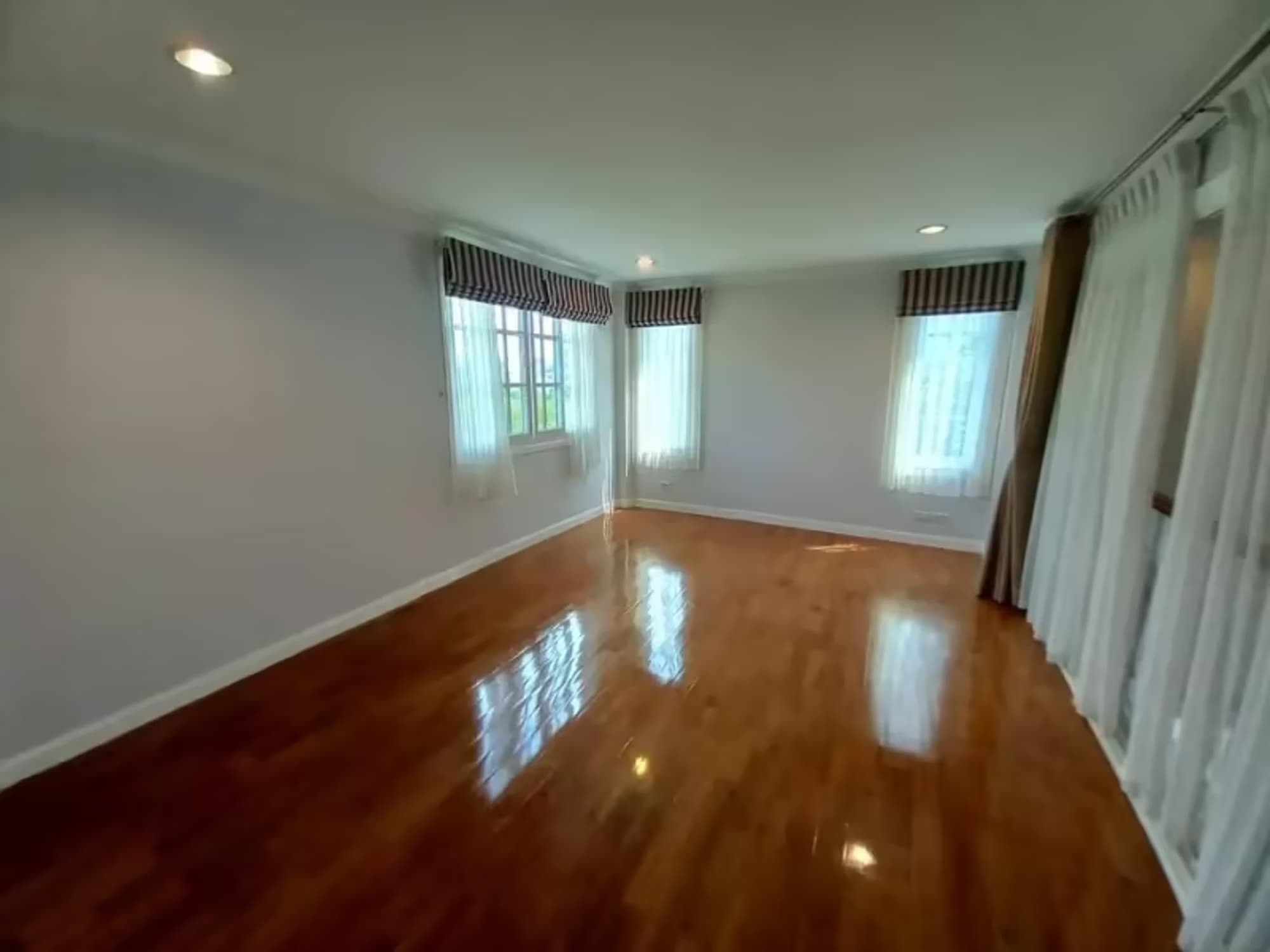4 Bedroom House - Image 23