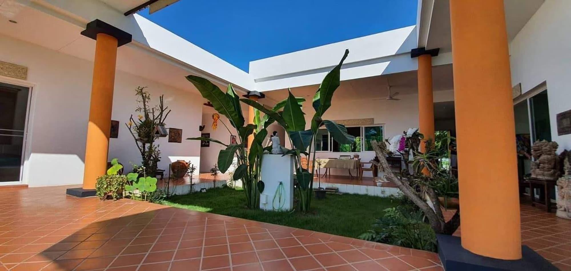 6 Bedroom House - Image 15
