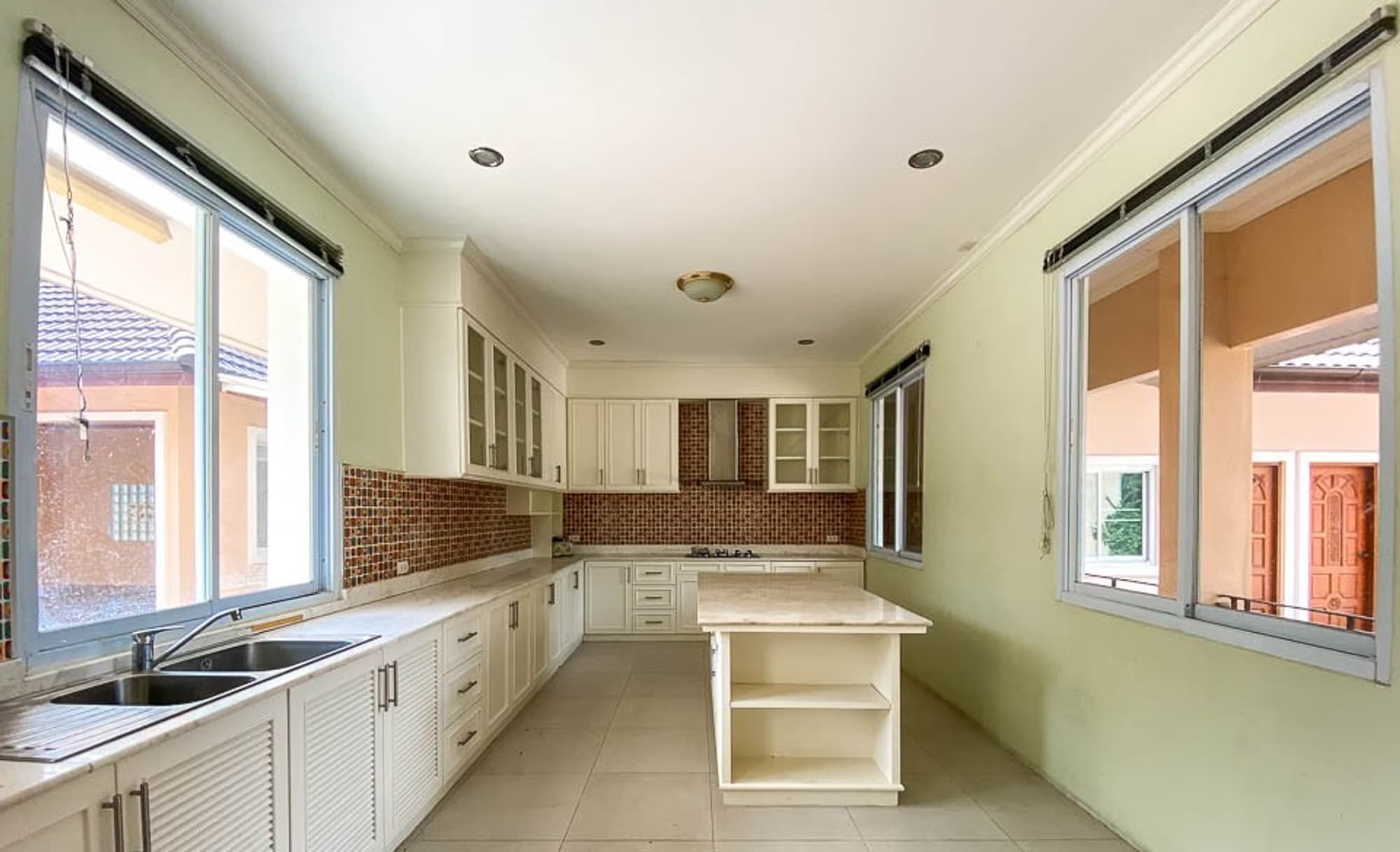8 Bedroom House - Image 10
