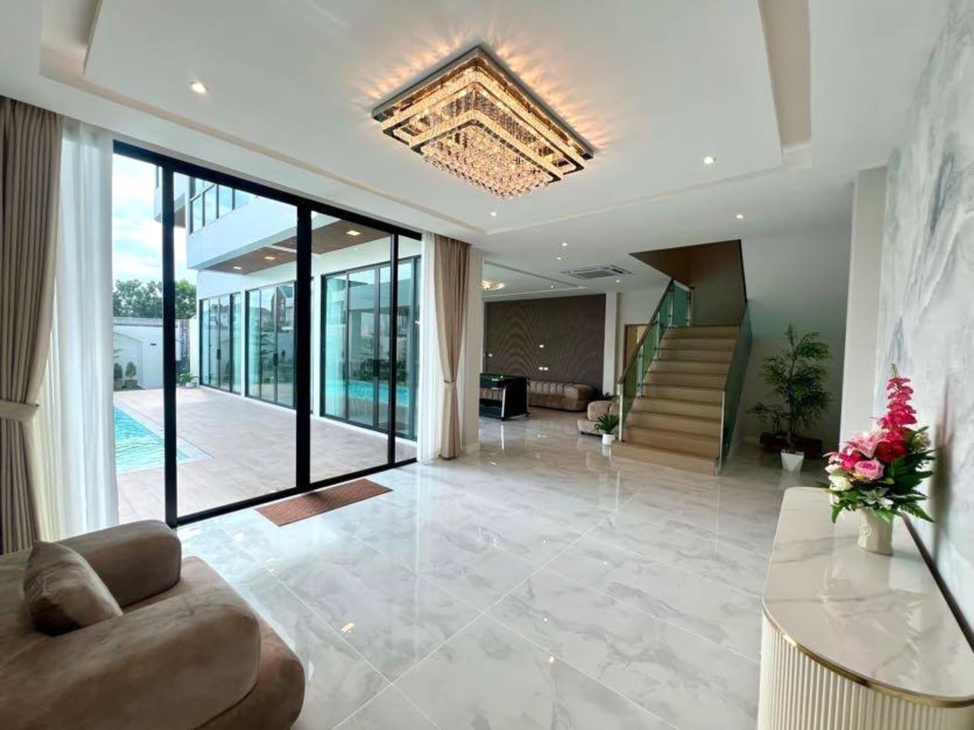 7 Bed House for Rent and Sale in Mueang Chiang Mai District - Image 5