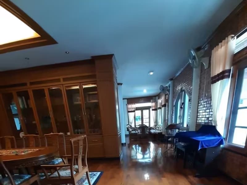 6 Bedroom House