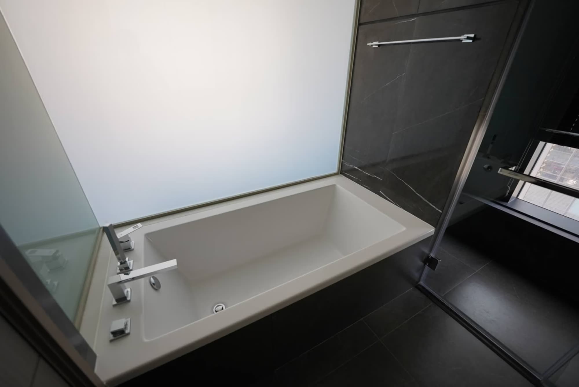 1 Bed Condo for Rent in Huai Khwang - Image 6