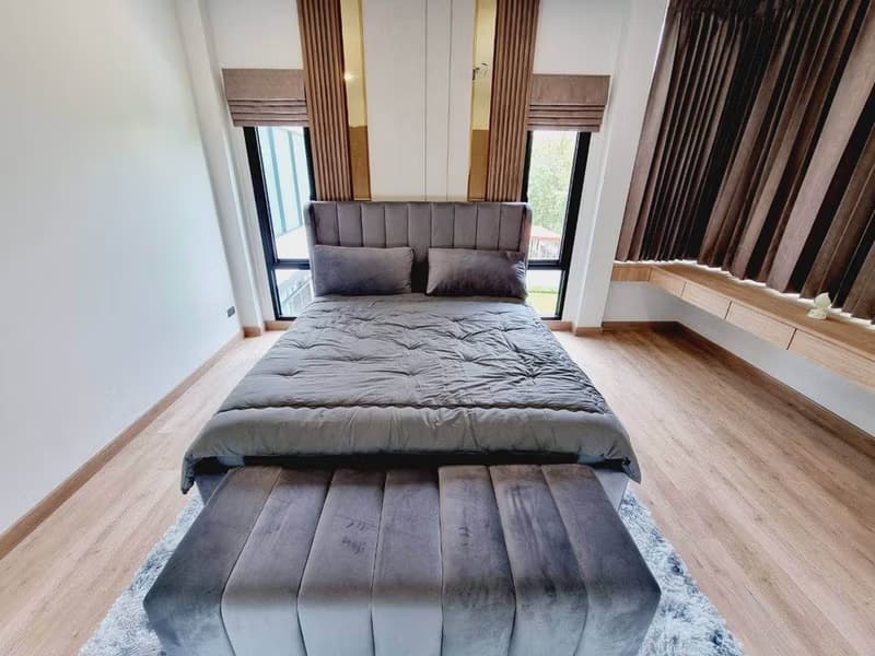 5 Bed House for Rent in San Sai