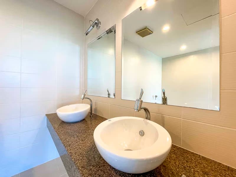 Unfurnished 4 Bed Condo w. Stunning Mountain View for Sale