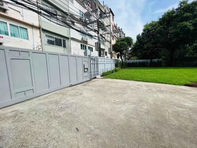 5 Bed House for Rent in Khlong Toei