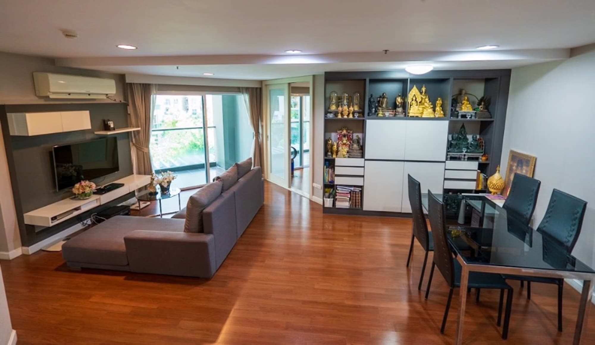 5 Bed Condo for Sale in Huai Khwang - Image 2