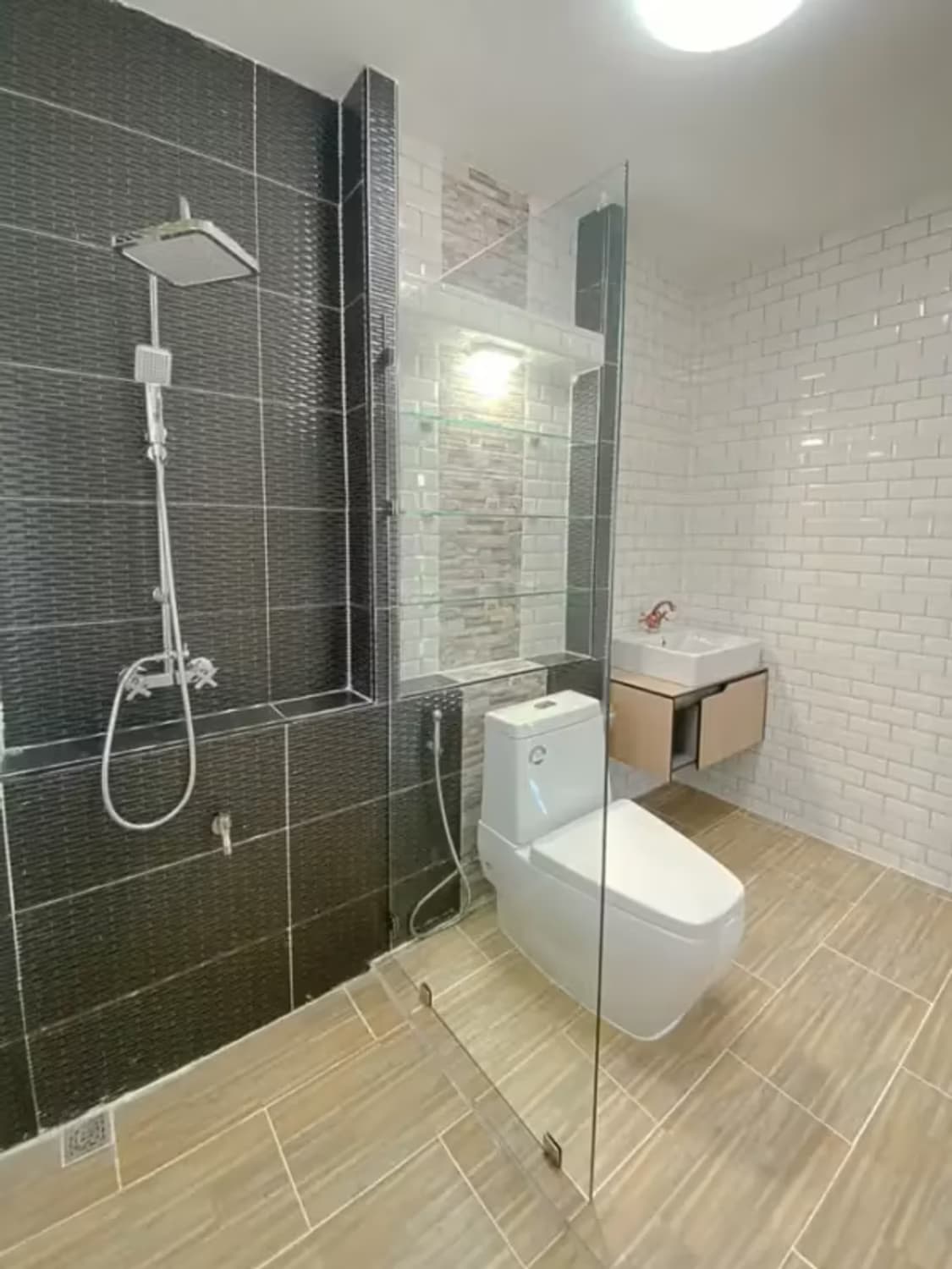 6 Bedroom House - Image 6