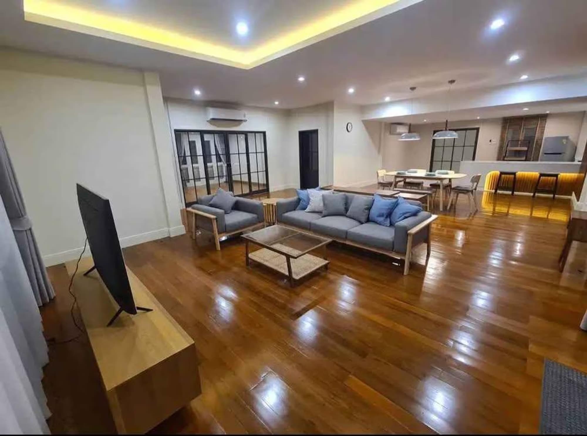 5 Bed House for Rent in Khlong Toei - Image 3