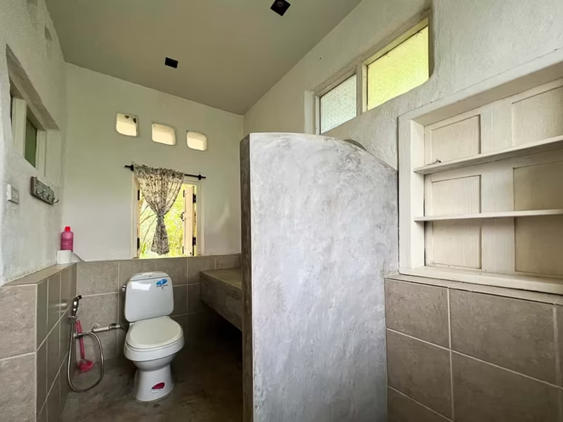 6 Bedroom House - Image 18