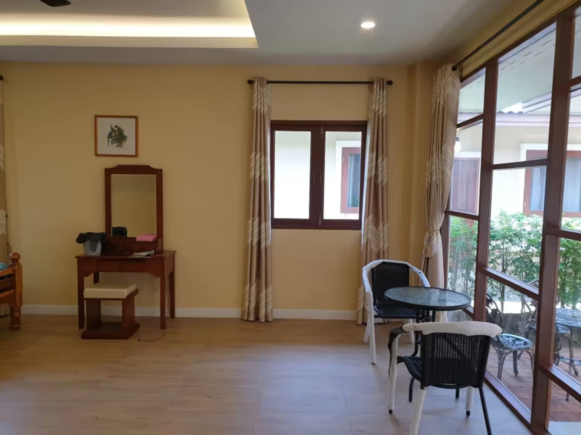 6 Bedroom House - Image 17