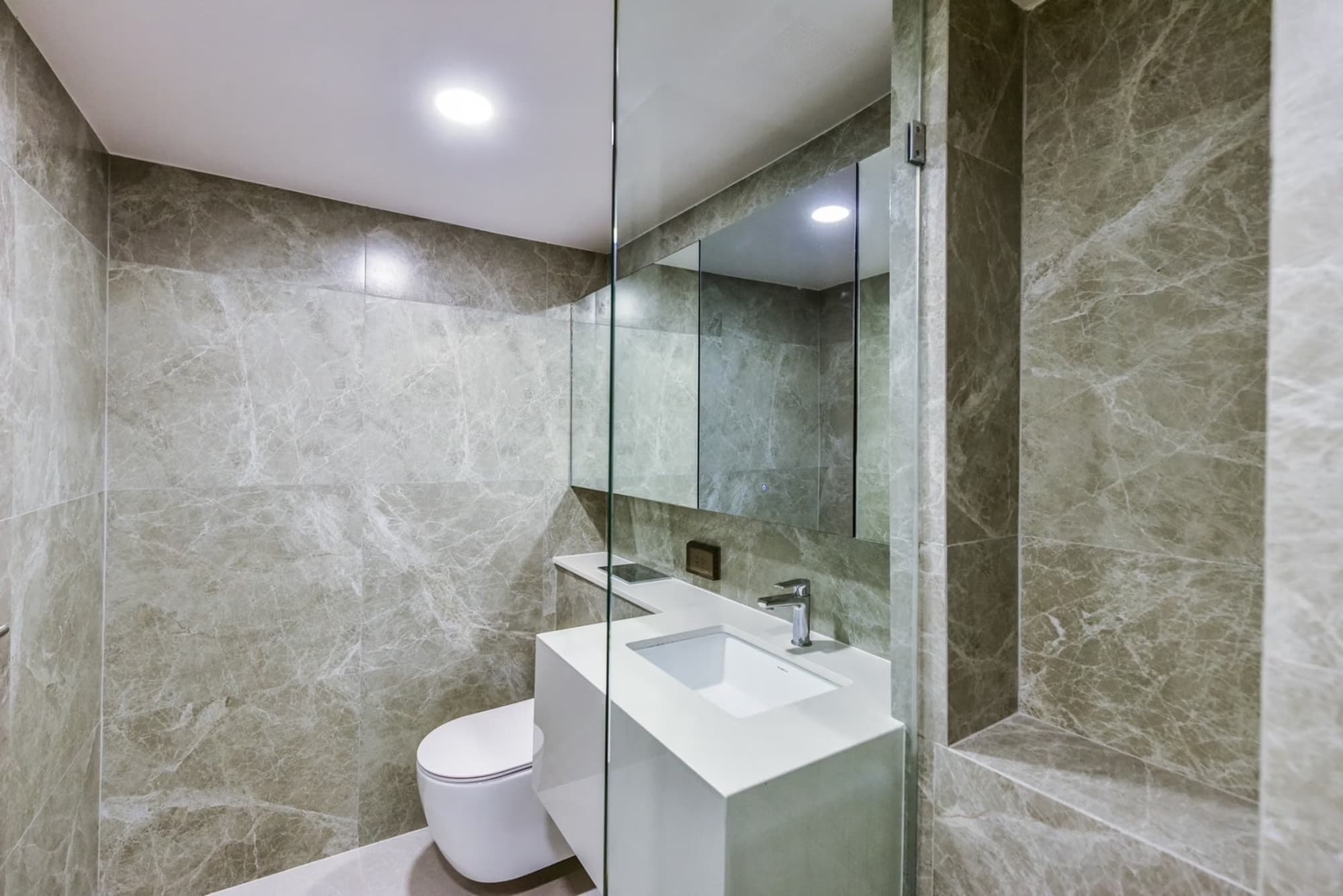 1 Bed Condo for Rent in Huai Khwang - Image 5