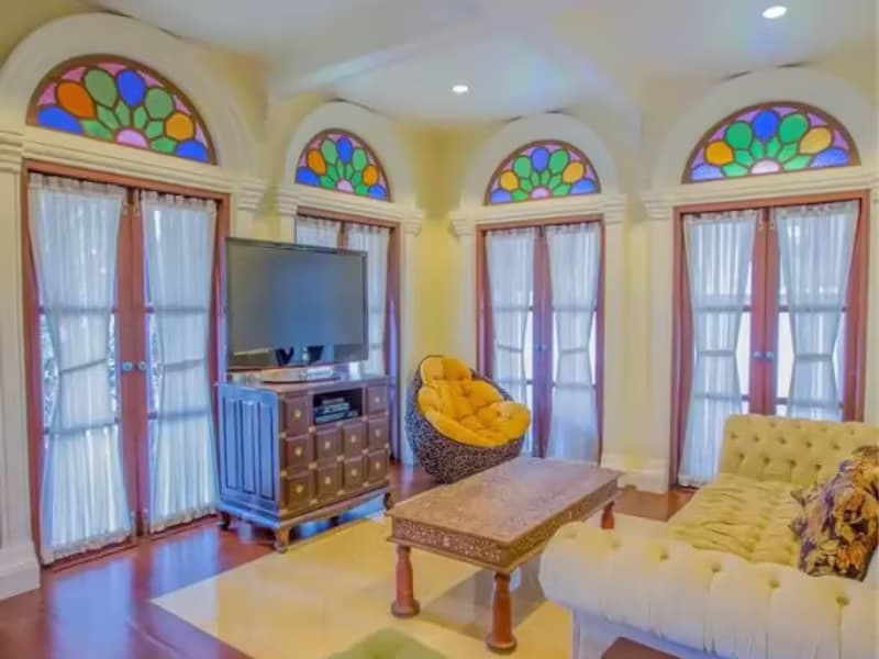 6 Bedroom House
