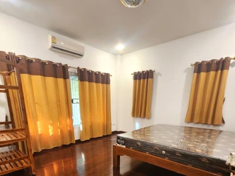 5 Bed House for Rent in Mueang Chiang Mai