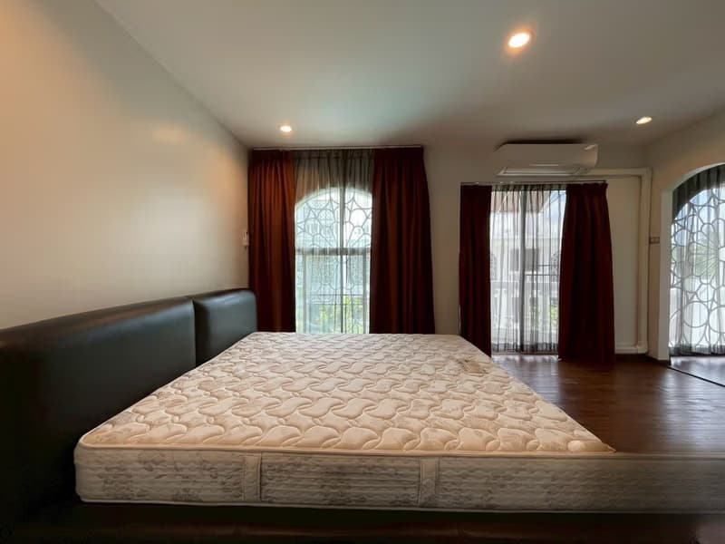 3 Bed Townhouse for Rent in Watthana