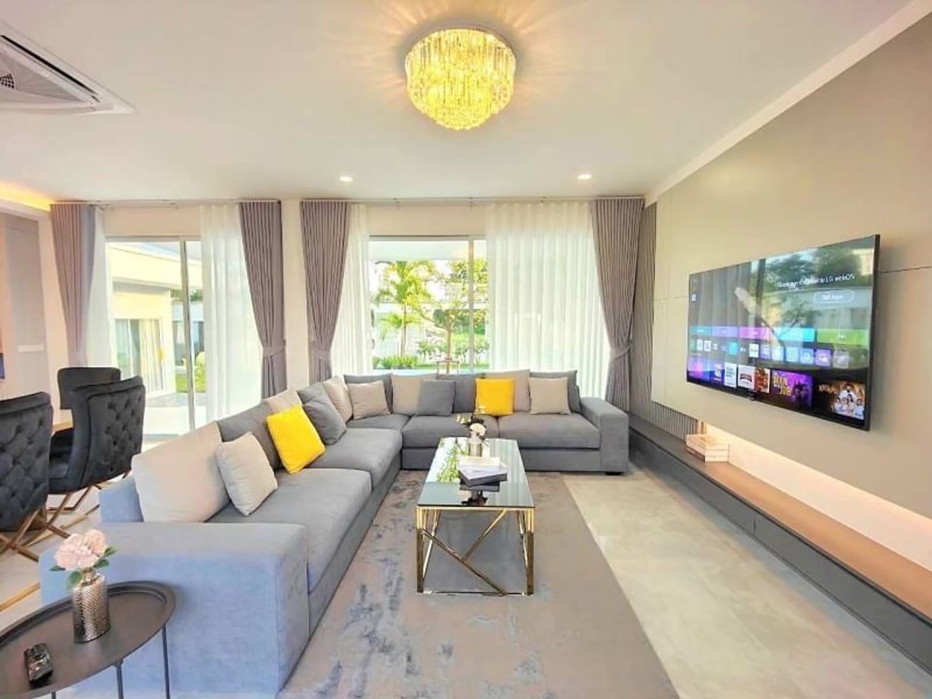 6 Bed House for Sale in San Kamphaeng District - Image 4