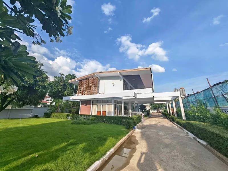 3 Bed House for Rent in Phaya Thai