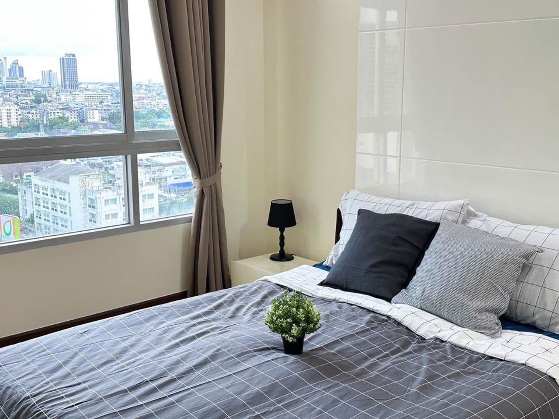 1 Bed Condo for Rent in Khlong San - Image 3