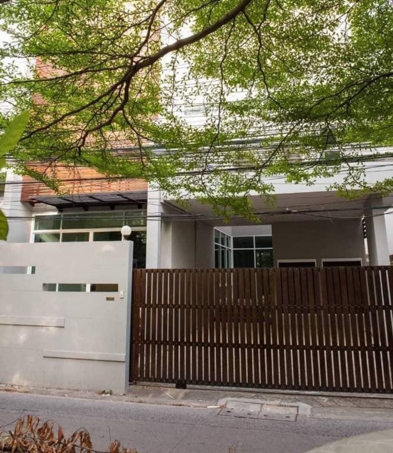 3 Bed House for Rent and Sale in Watthana - Image 1