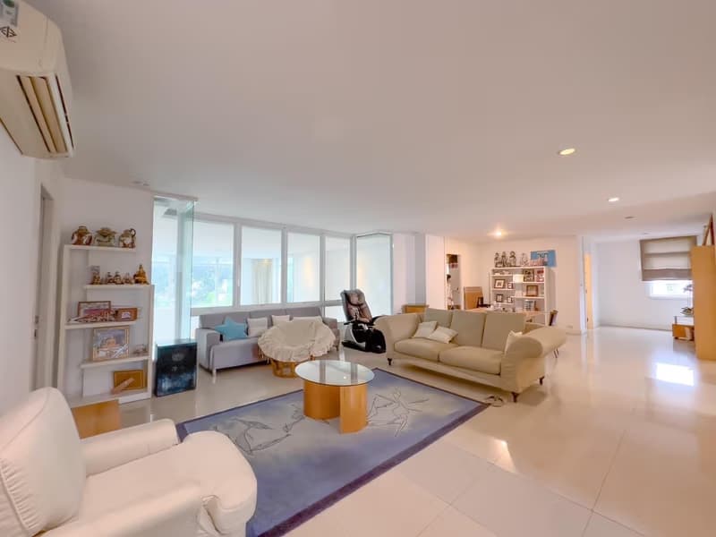 9 Bed House for Sale in Watthana
