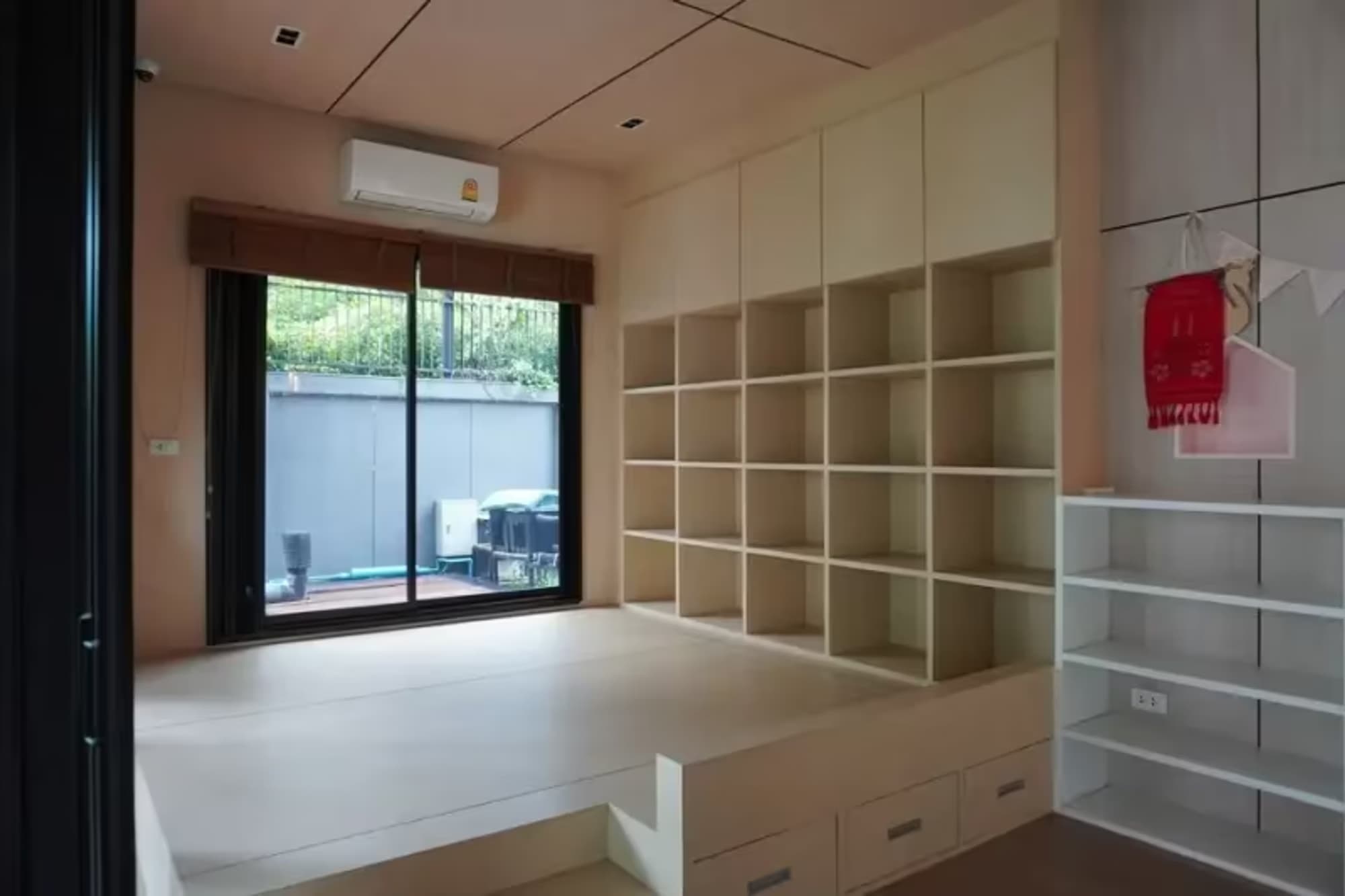 6 Bedroom House - Image 15