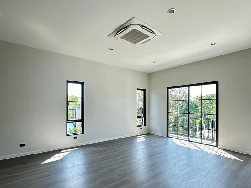 5 Bed House for Rent in Bang Phli District