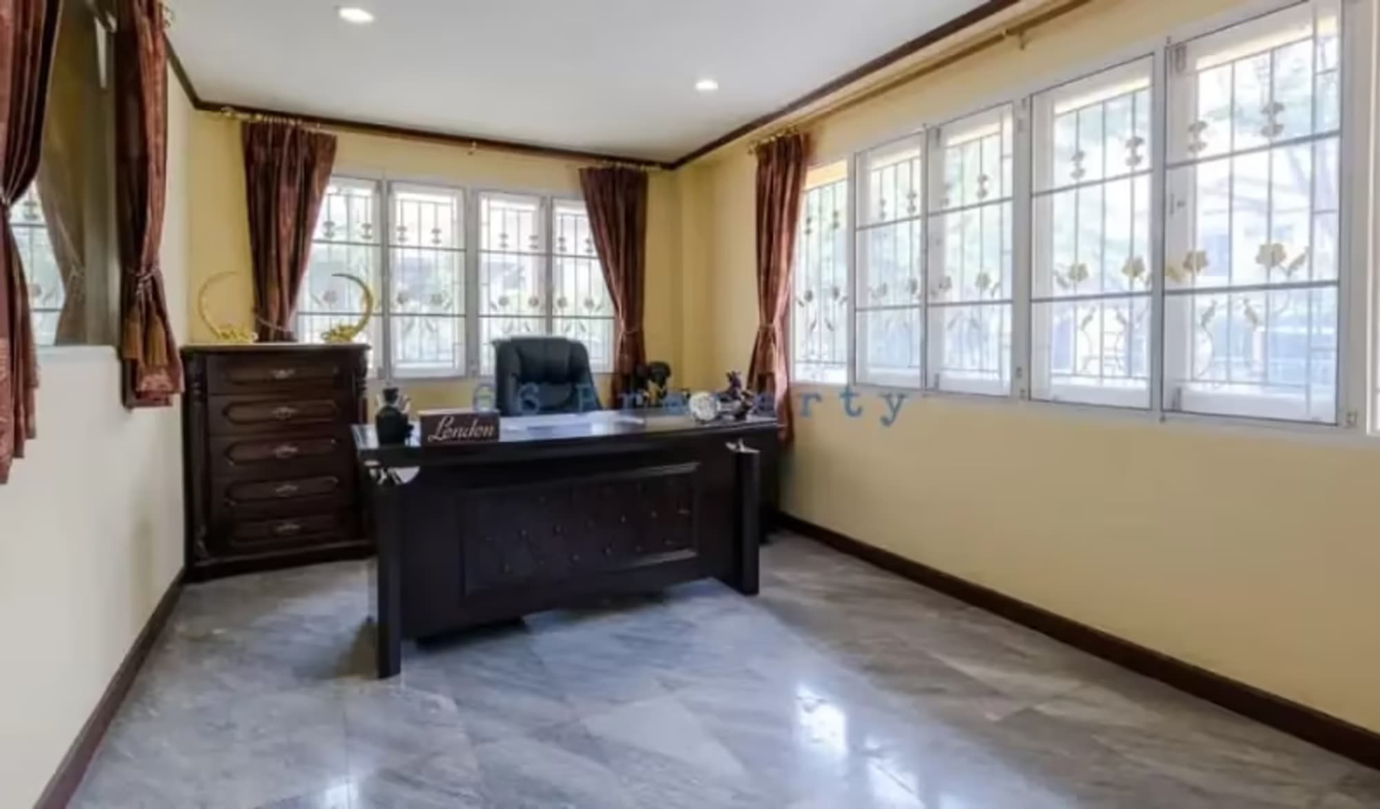 6 Bedroom House - Image 7