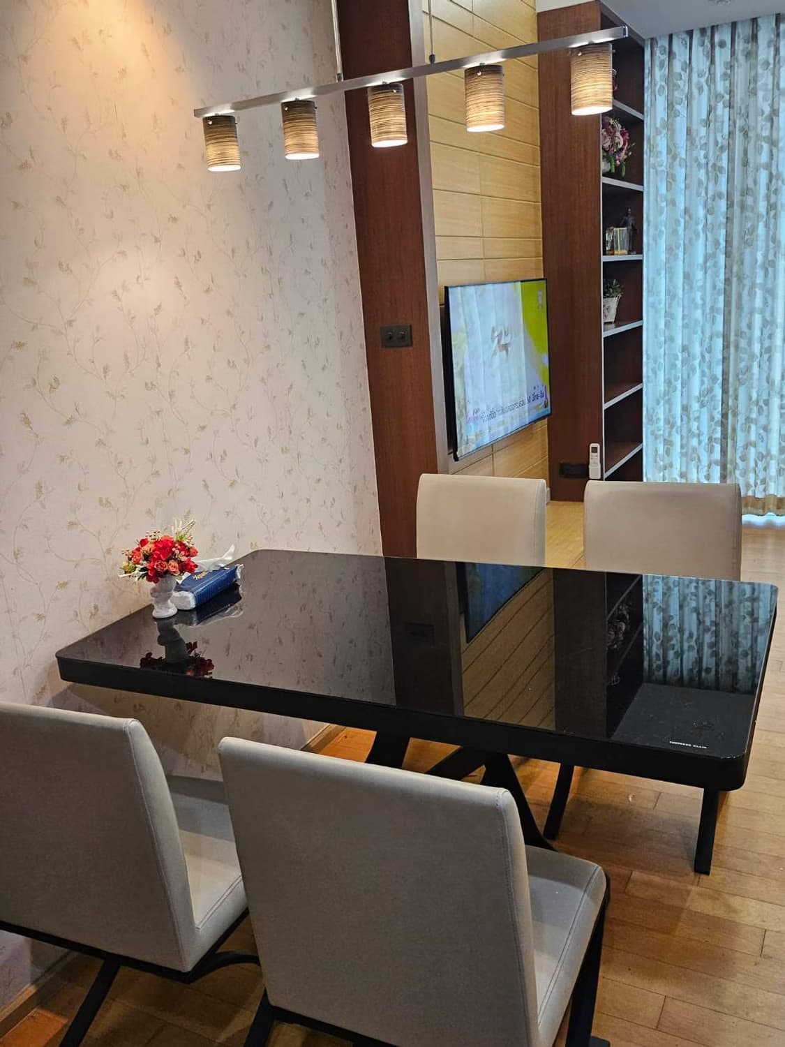 2 Bed Condo for Rent in Ratchathewi - Image 2