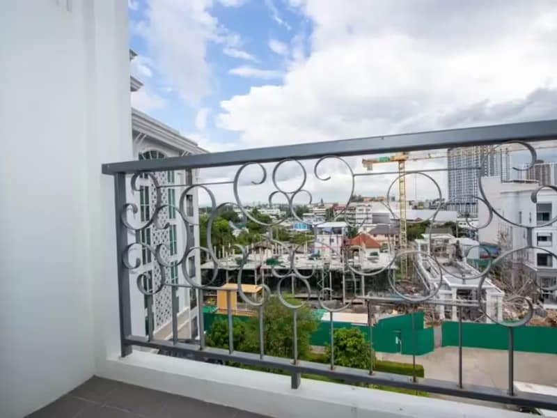 1 Bedroom Condo