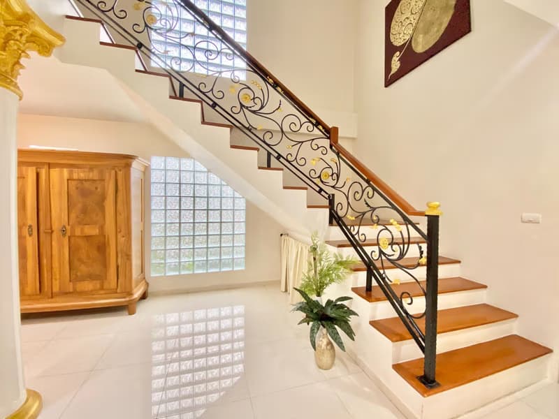 9 Bed House for Rent in Saraphi District