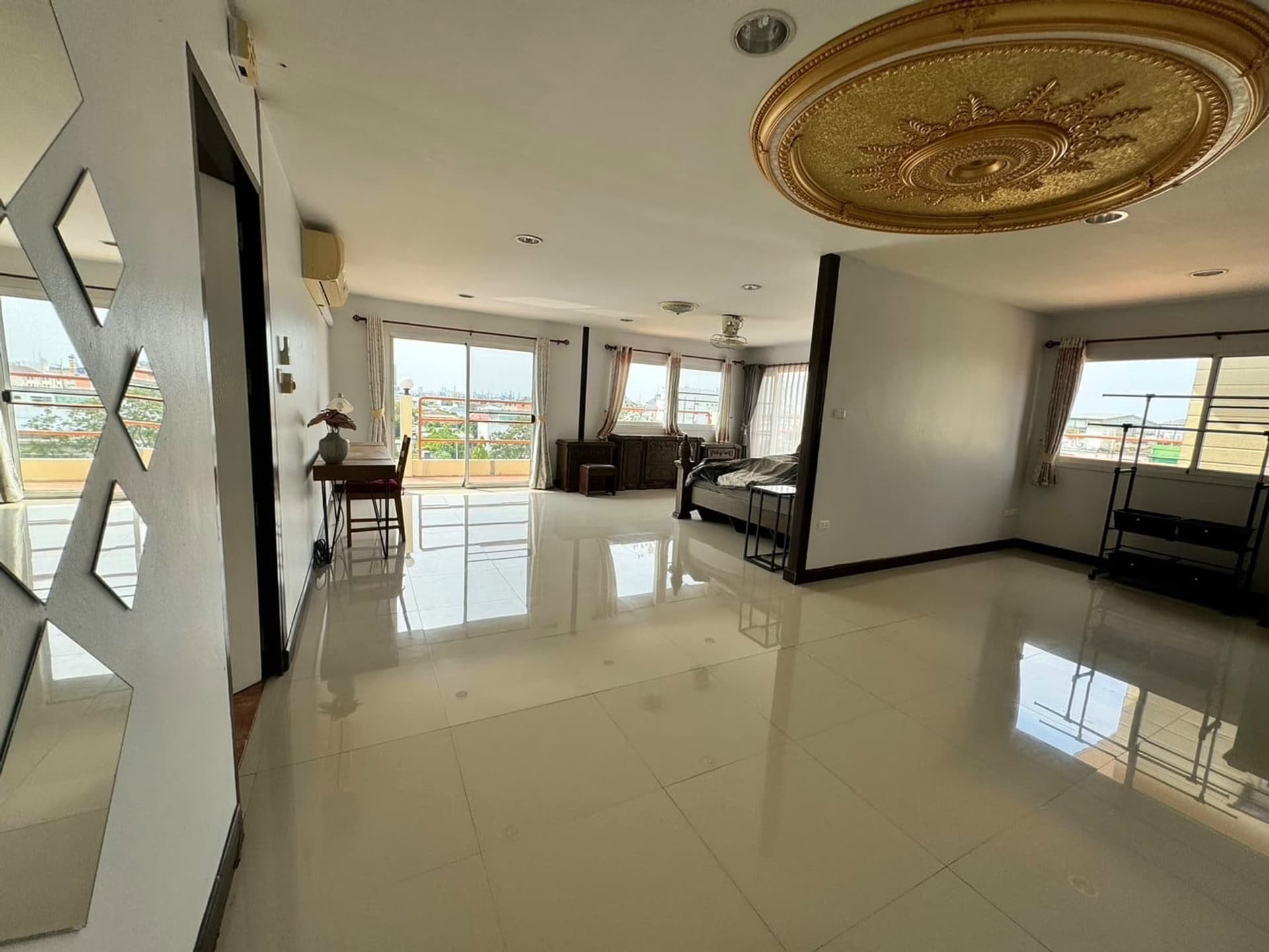 Condo for Rent at Por.Charoen Mansion - Image 4