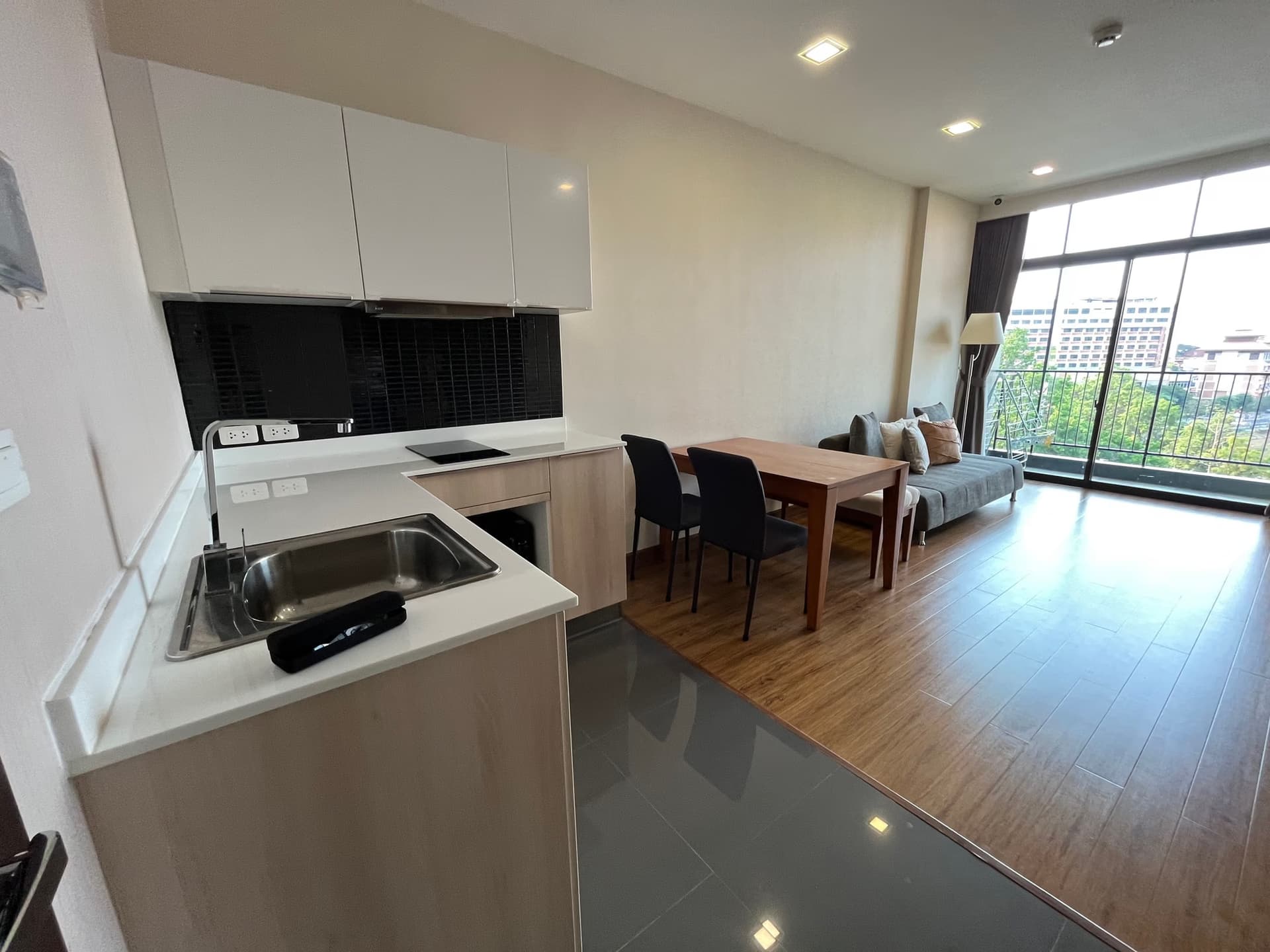 Condo for Rent, Sale at Stylish Condo - Image 9