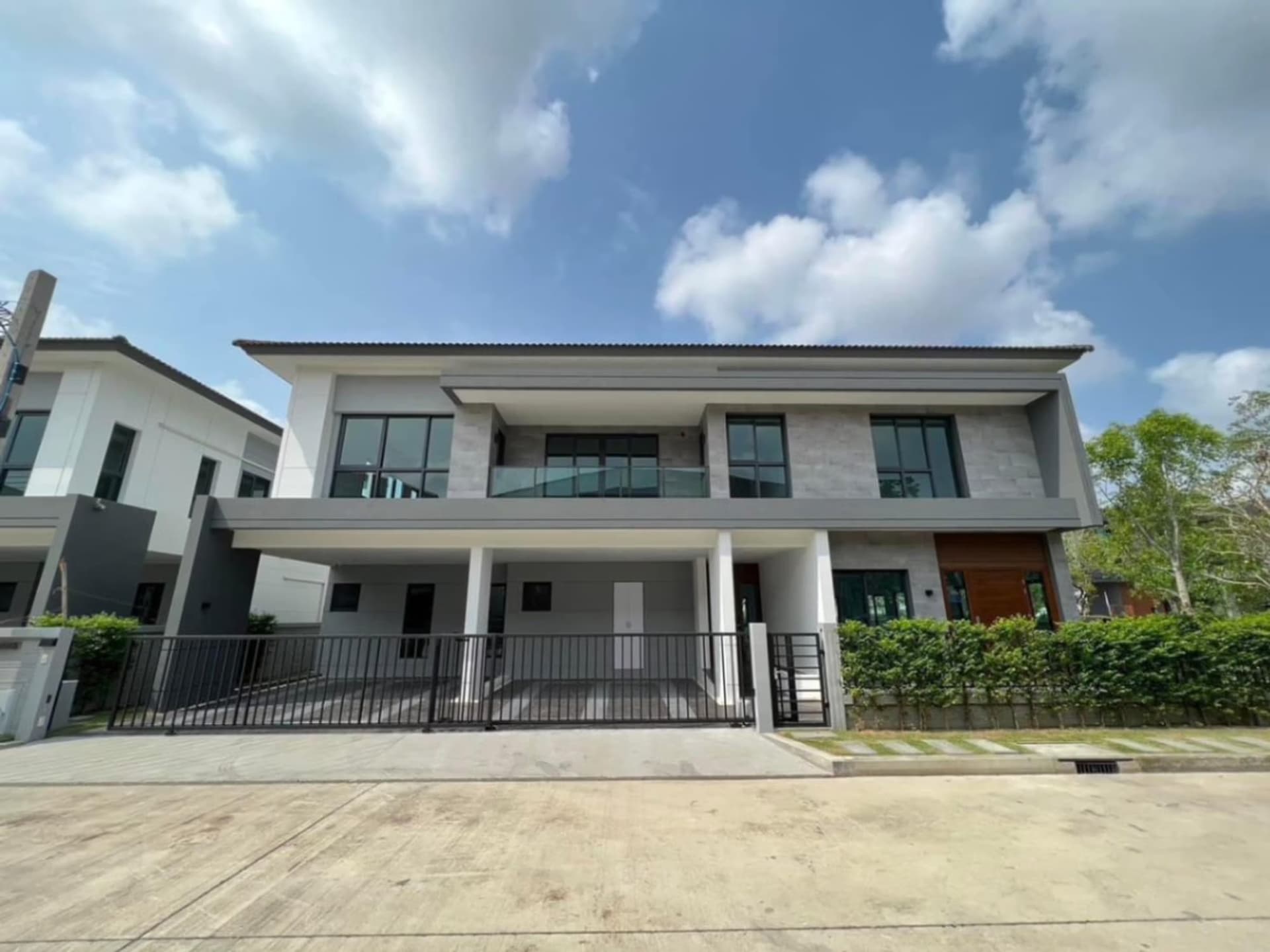 5 Bed House for Rent in Bang Phli - Image 1