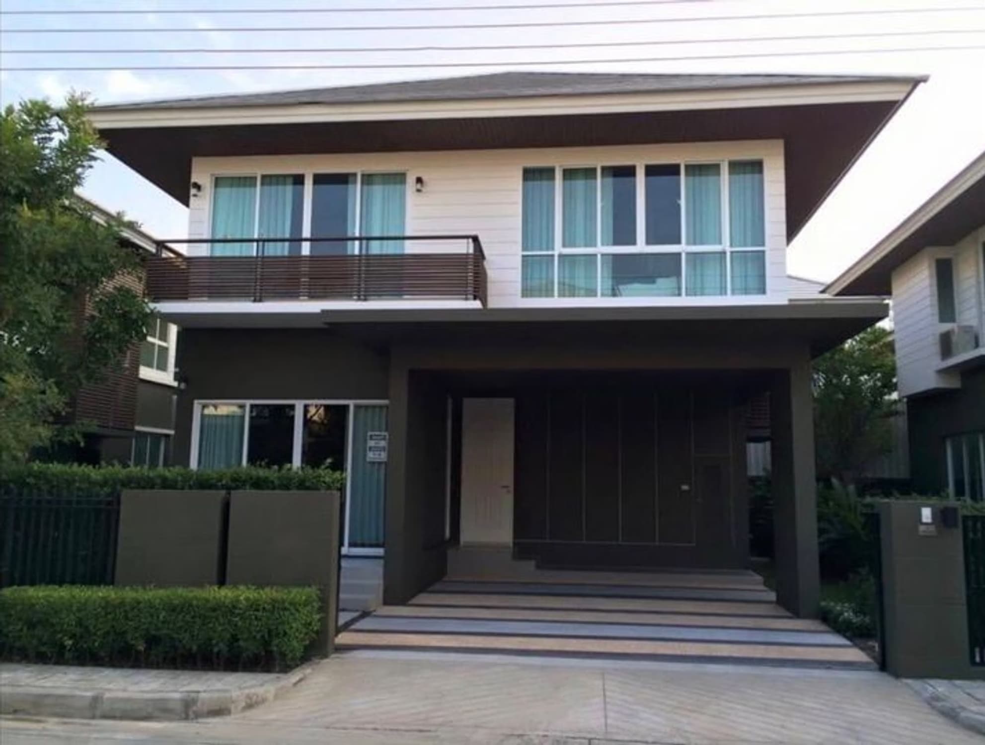 3 Bed House for Rent and Sale in Bang Phli - Image 1