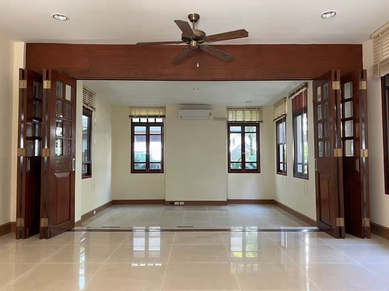 4 Bed House for Rent in Watthana