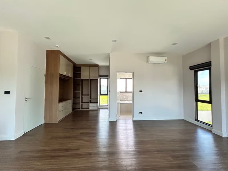 5 Bed House for Sale in Lat Krabang