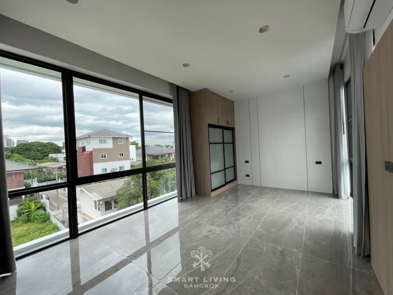 4 Bed House for Rent in Watthana