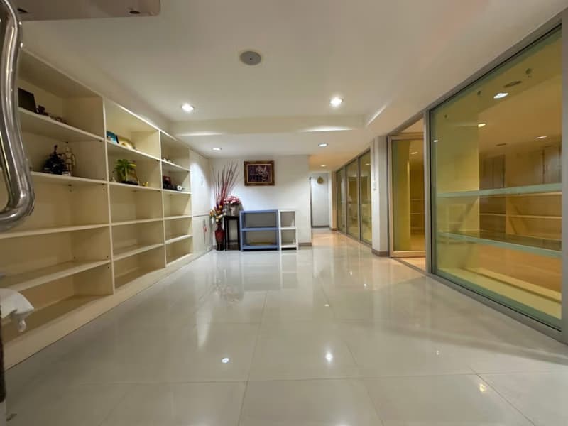 Studio Commercial for Rent in Khlong Toei
