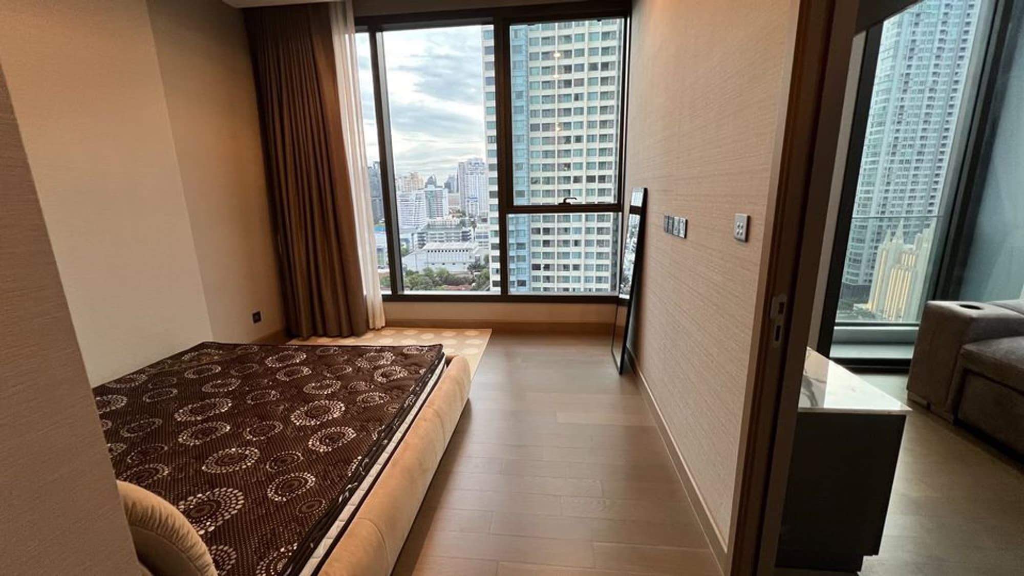 1 Bed Condo for Rent and Sale in Huai Khwang - Image 6