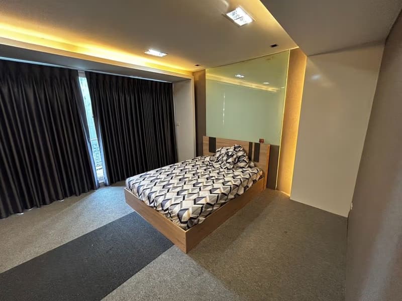 Commercial for Rent in Huai Khwang 
