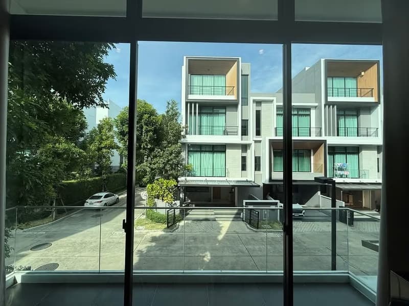 3 Bed Townhouse for Rent in Saphan Sung