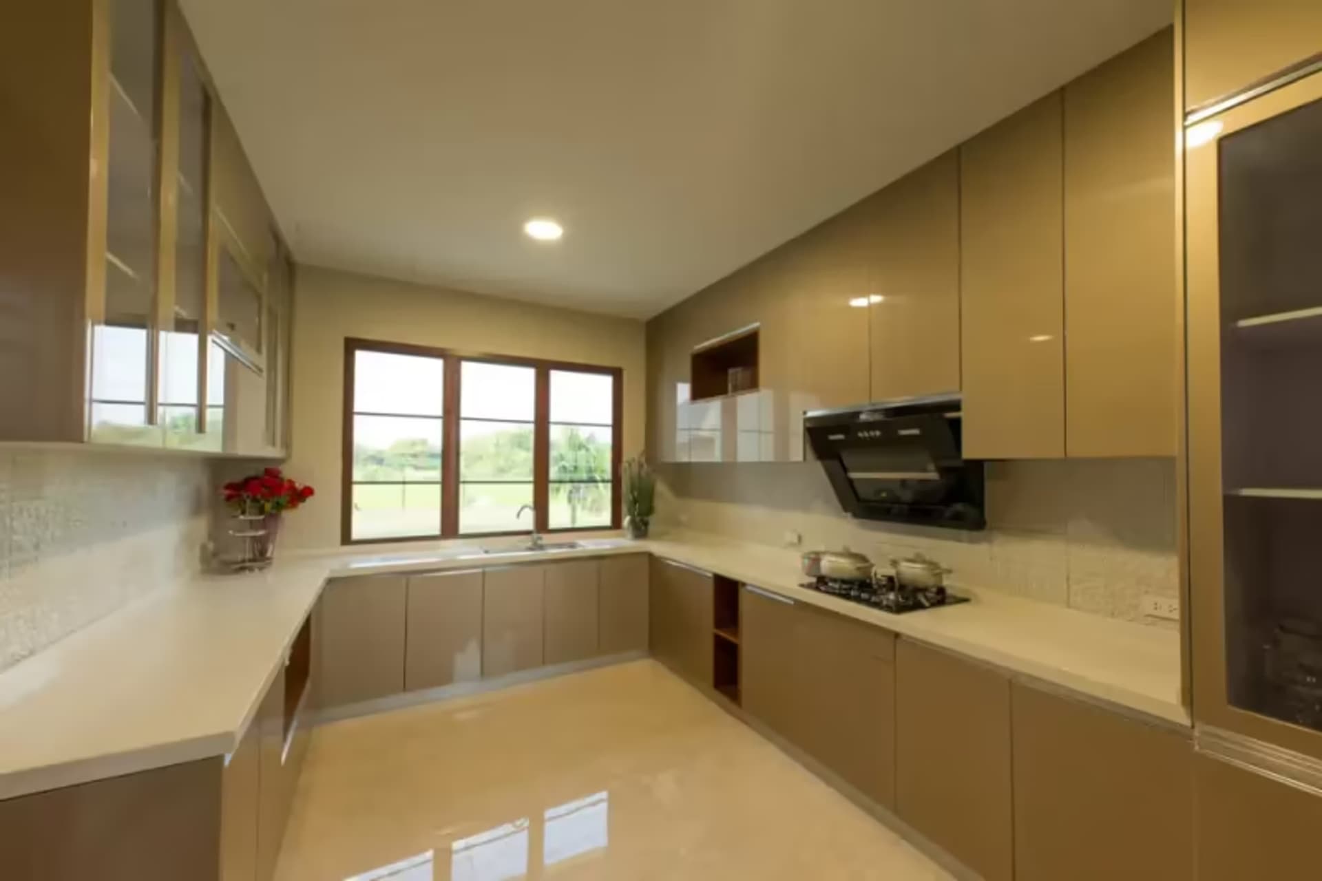 7 Bedroom House - Image 24