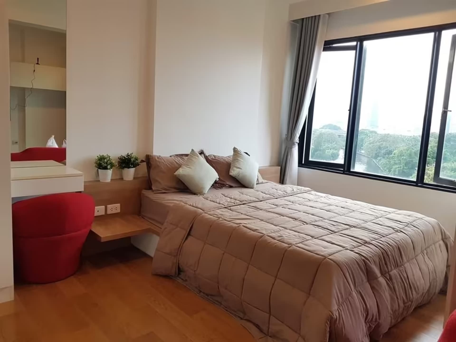 1 Bedroom Condo Room for Rent Blocs 77 - Image 2